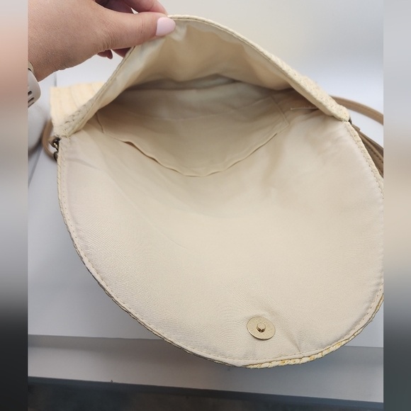 Elegant Cream Woven Crossbody Bag - Picture 3 of 6